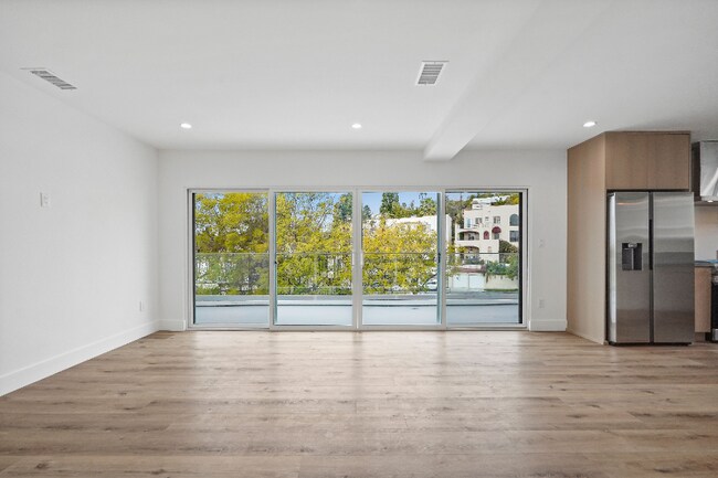 Foto del edificio - 1948 N Alexandria Ave