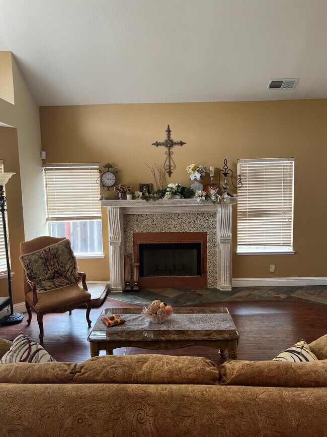 Sala de estar principal - 2719 Thomas Ct