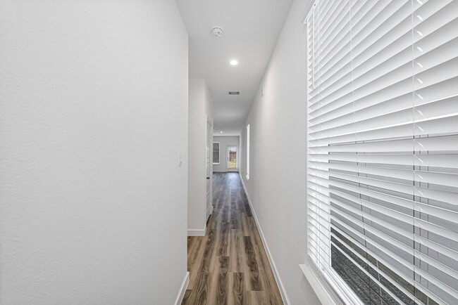 Foto del edificio - 3002 Crown Gate Dr