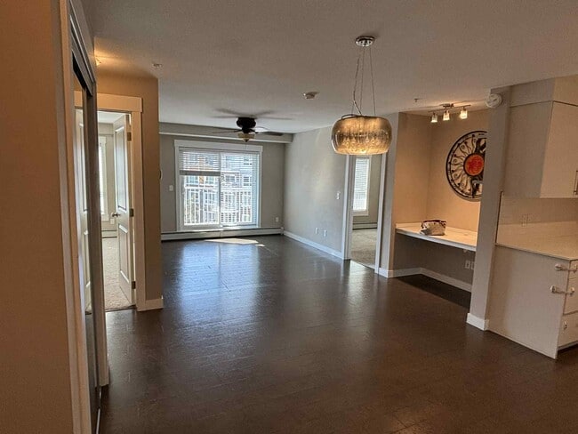 Building Photo - 302 Skyview Ranch Dr NE