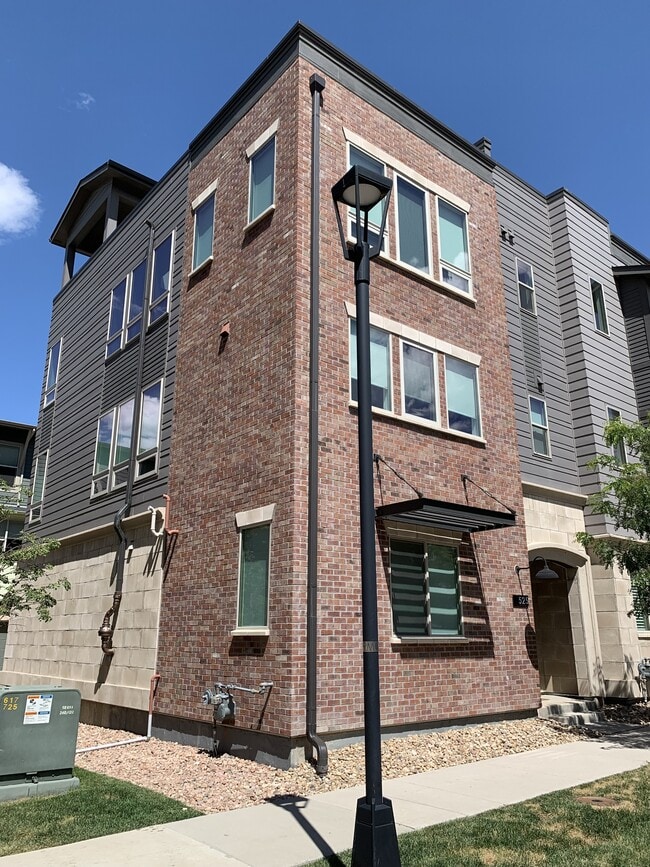 Building Photo - 525 Promenade Dr