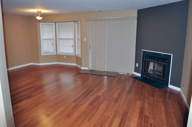 Building Photo - 302 Trinity Ct