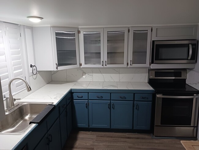 Building Photo - Newly renovated 5 bedroom home