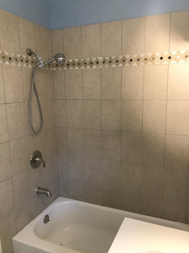 Foto del edificio - 212 E Broadway