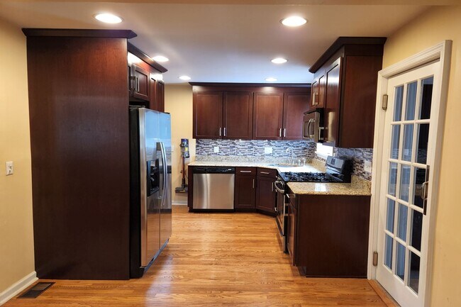 Foto del edificio - 961 Crestwood Rd