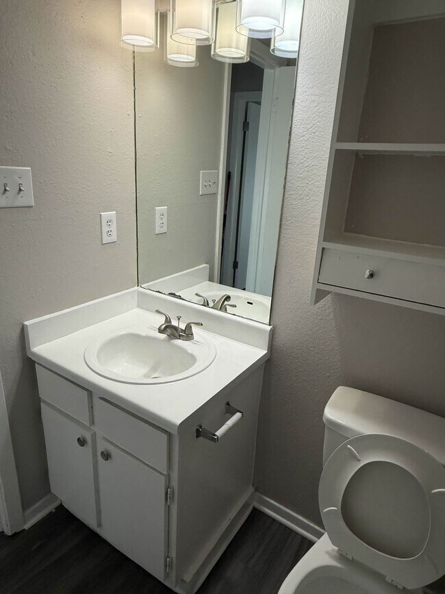 Building Photo - 955_4 Little C-Homes 5, LLC