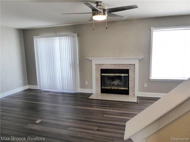 Building Photo - 315 Oak Ridge Dr
