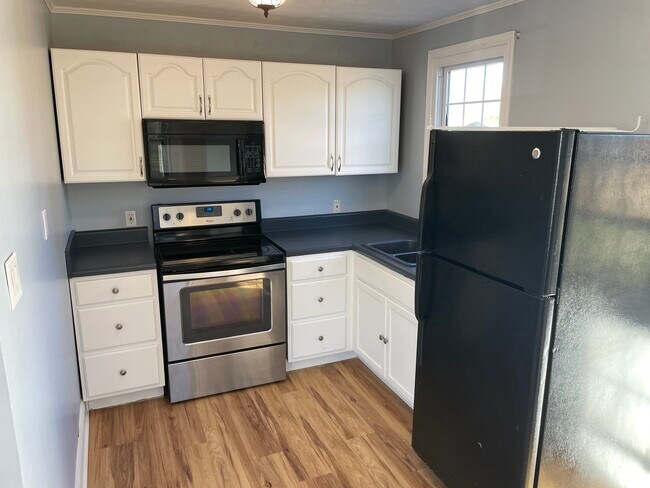 Building Photo - 3400 Fairway Rd