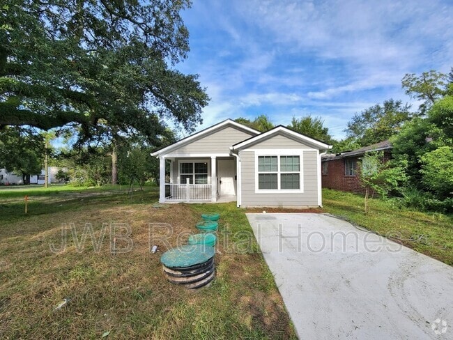 Building Photo - 2214 Spires Ave