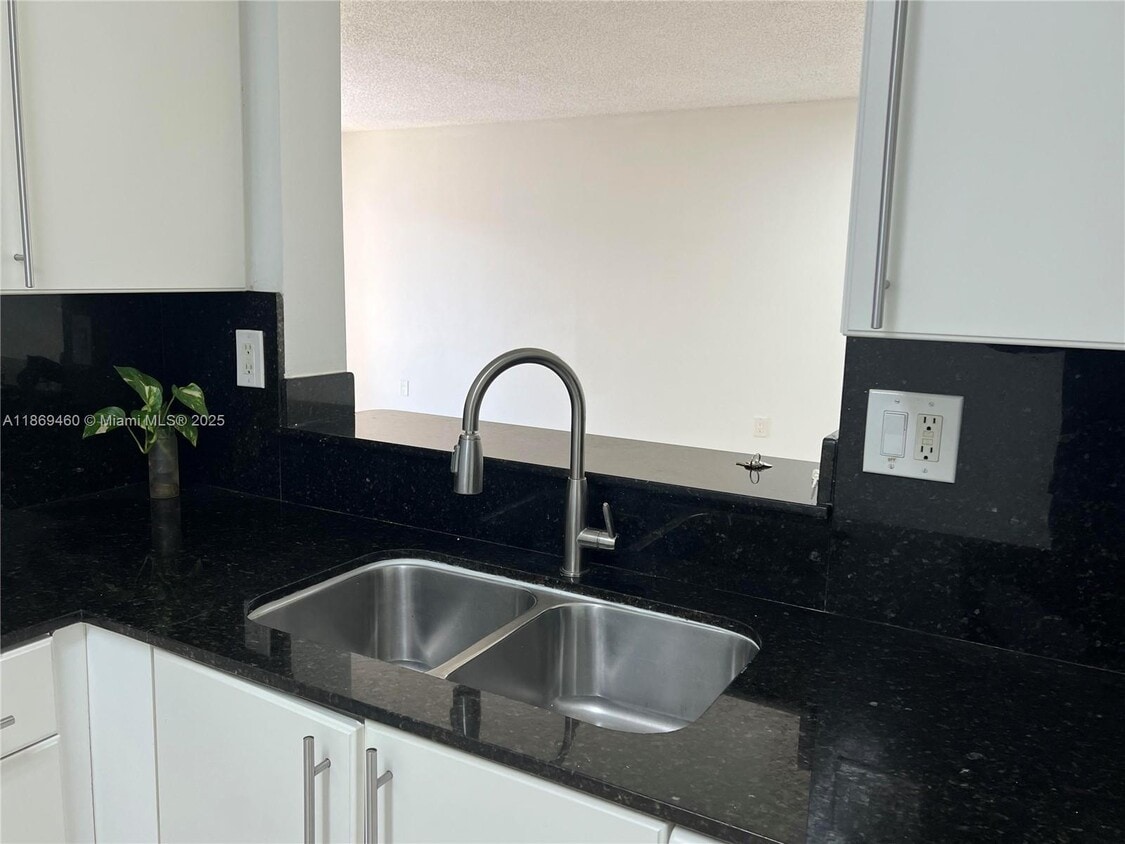 Foto del edificio - 4704 NW 114th Ave
