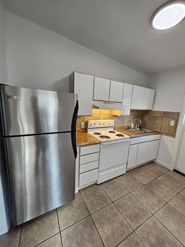 Building Photo - 1100 NE 12th Ave