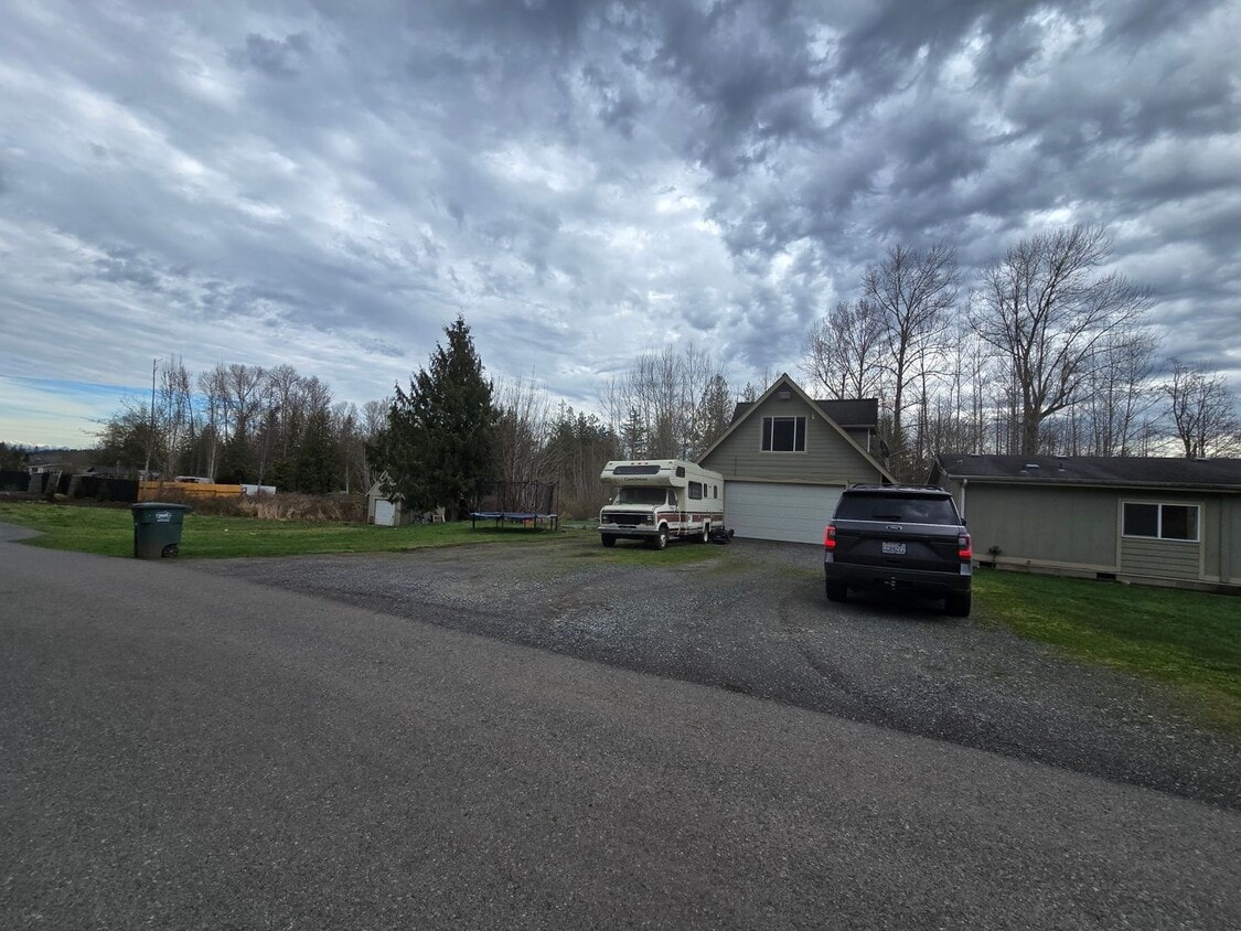 Primary Photo - 4 Bedroom 2 bathroom House on 5 acres