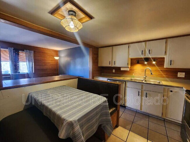 Building Photo - 230 S Brentwood St