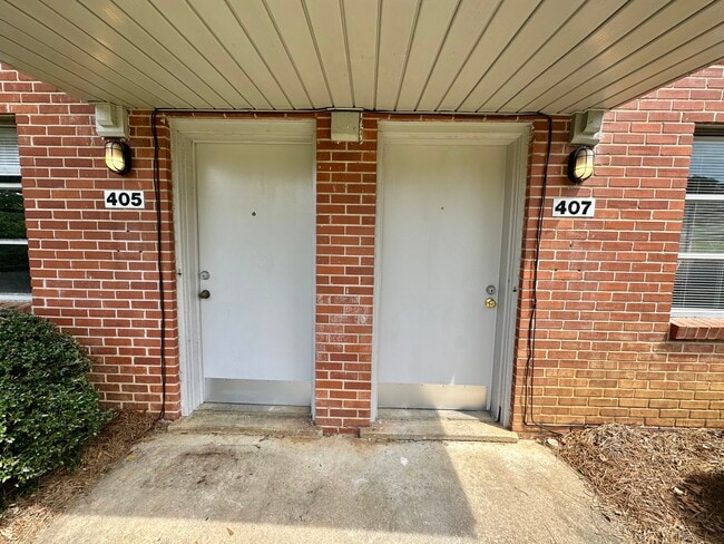 Building Photo - 405 E Thach Ave