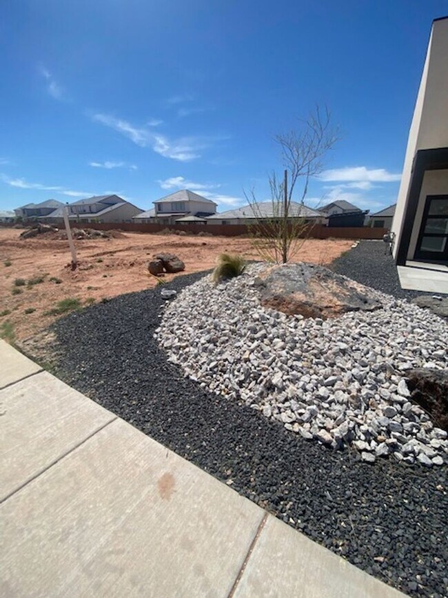 Foto del edificio - Beautiful 3 Bedroom Crimson Townhome