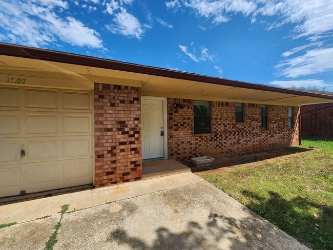 Building Photo - 3 Bedroom 1.5 Bath home in Shawnee!