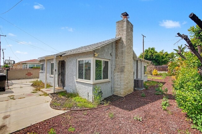 Building Photo - 445/2 E Alisal St