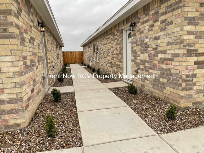 Foto del edificio - 2 br, 2 bath 4plex - 4901 N Winona Dr