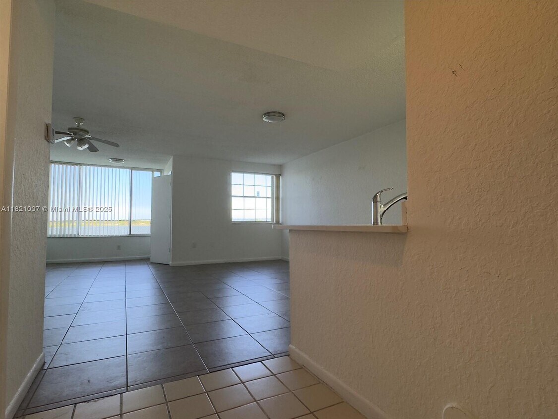 Primary Photo - 2831 N Oakland Forest Dr