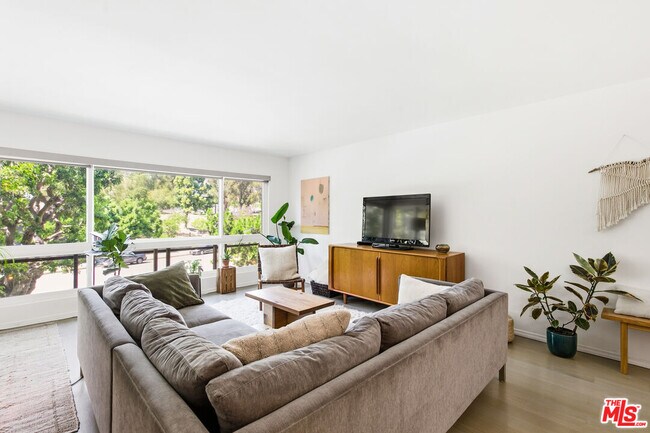 Foto del edificio - 5625 Green Valley Cir