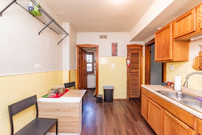 Foto del edificio - 3310 W Armitage Ave