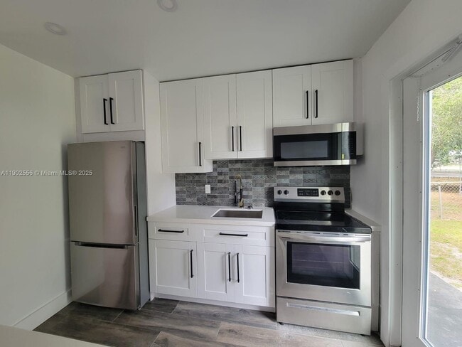 Foto del edificio - 1945 NW 154th St