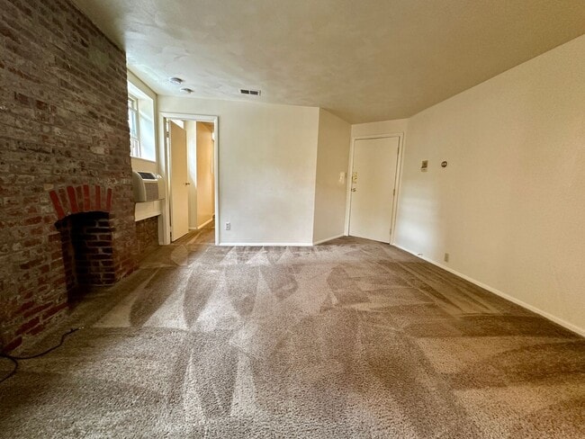 Photo - Charming One Bedroom in Oakland! Spacious Layout & Great Natural Light! Call Today! Apartment