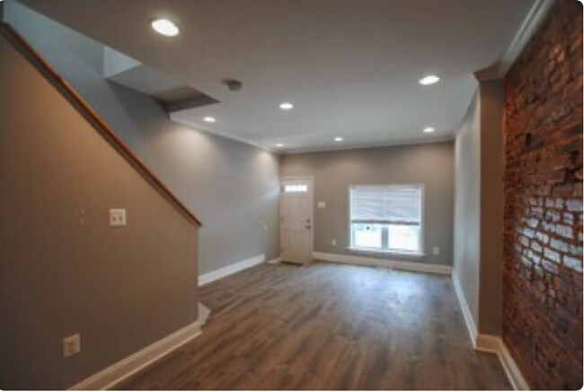 Building Photo - 710 N Lakewood Ave
