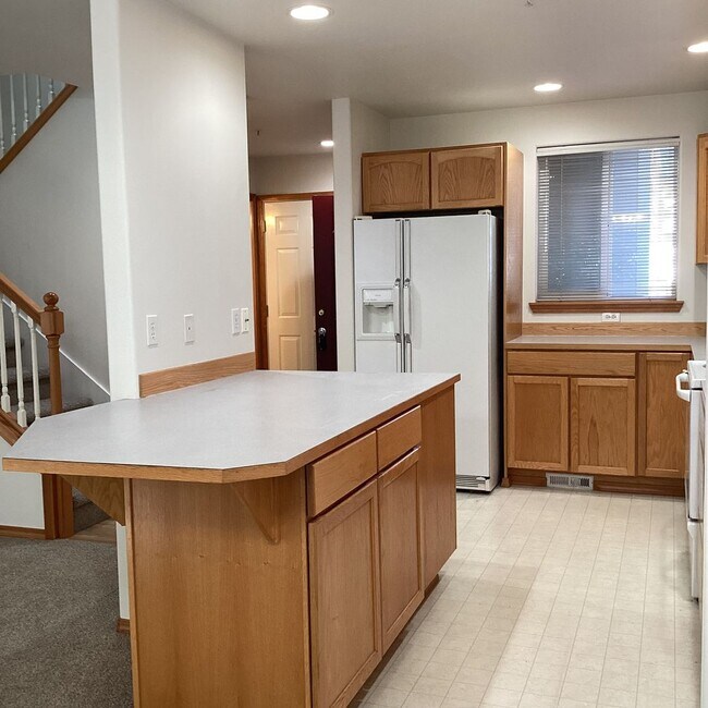 Building Photo - 3 Bedroom, 2.5 Bath Condo in Everett with ...