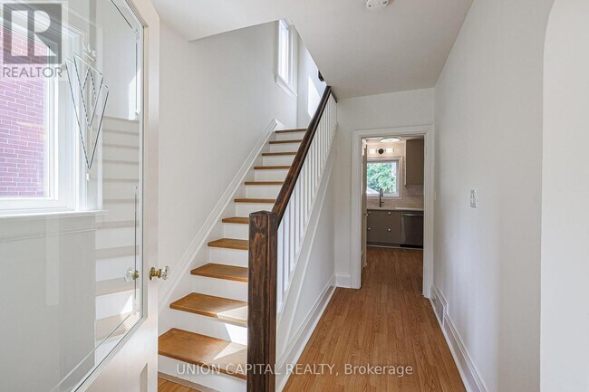 Photo du bâtiment - 1064 Royal York Rd