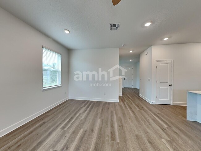 Building Photo - 2907 19th Ave W