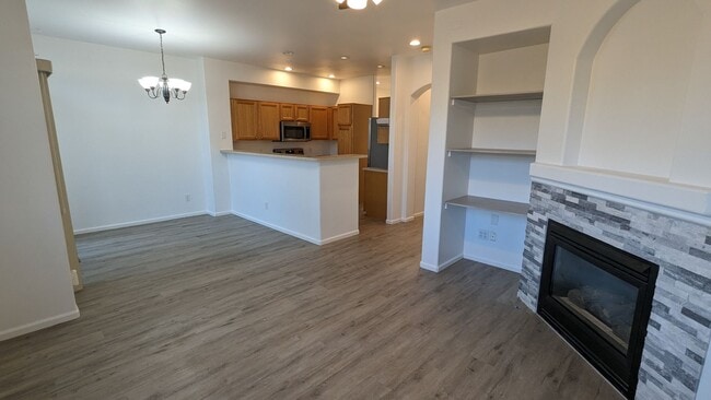 Building Photo - NICE 3 BDRM, 3 BATH, 2-CAR GARAGE + CLUBHO...