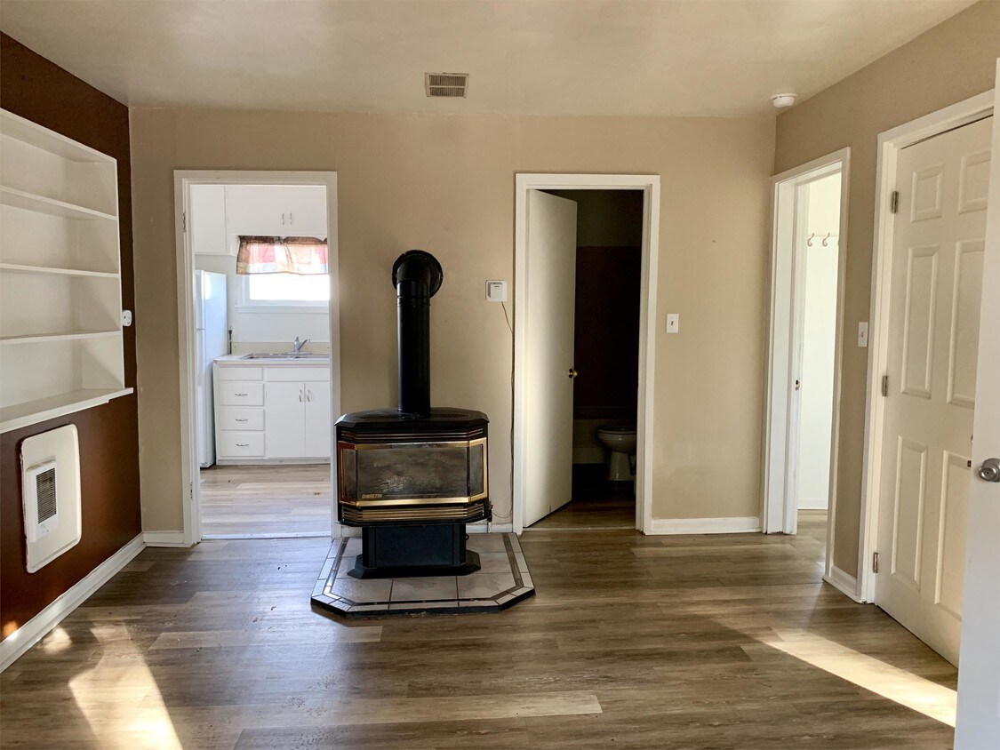 Primary Photo - 212 E Henley St