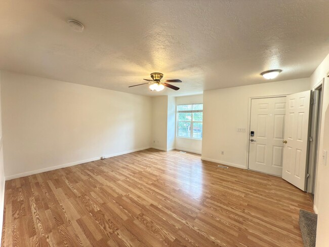 Building Photo - 4 Bedroom Clearfield Town Home Available i...