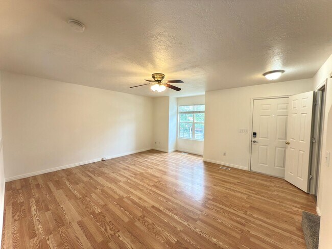 Foto del edificio - 4 Bedroom Clearfield Town Home Available i...