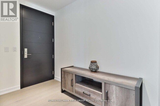 Building Photo - 488 University Ave