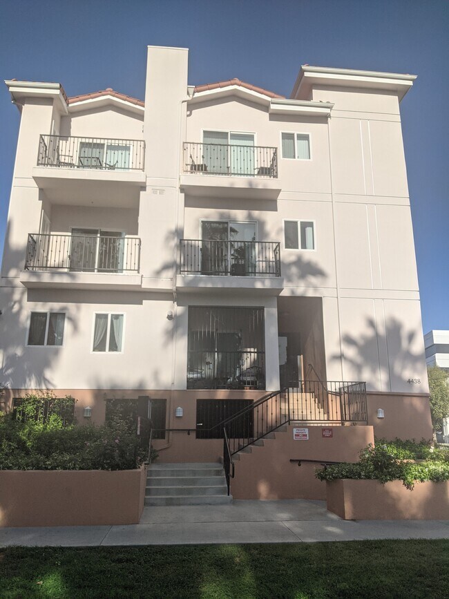 Building Photo - 4438 Vista Del Monte Ave