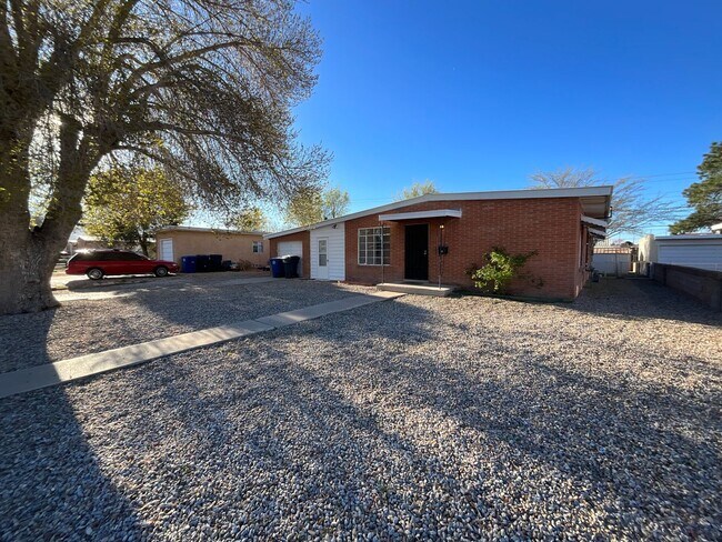 Building Photo - 3 Bedroom Single Story Available Near Coma...