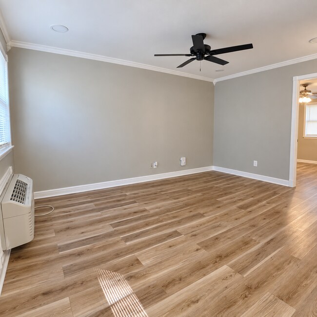 Building Photo - 1504 Oakwood Ave NE