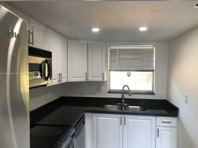 Building Photo - 9373 Fontainebleau Blvd