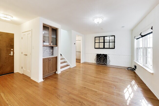 Foto del edificio - Bright 16th St Condo + Parking
