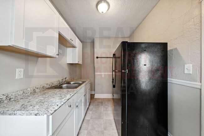 Building Photo - 1405 E 95th St,