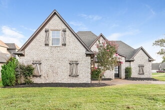 Building Photo - 1302 Heritage Dr S