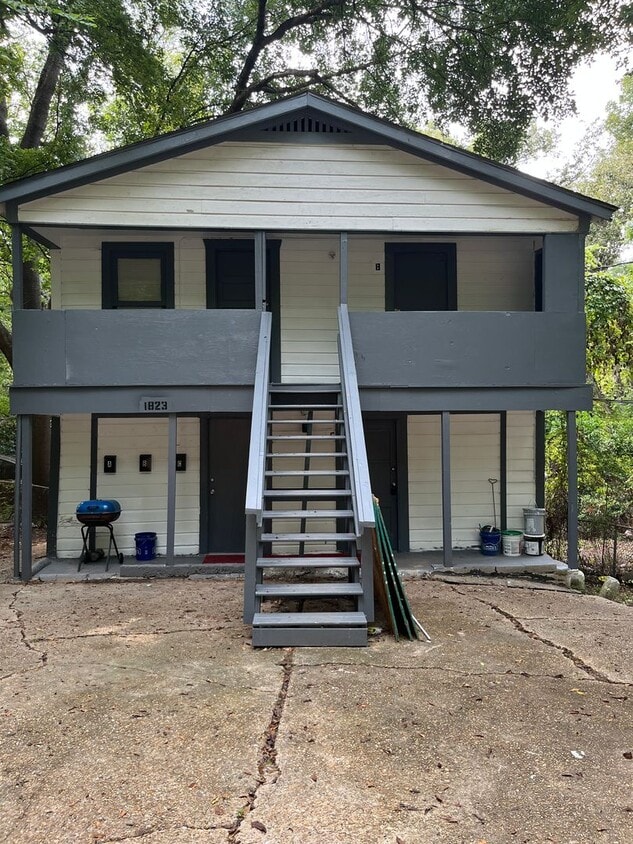 Building Photo - Newly Renovated Apartment