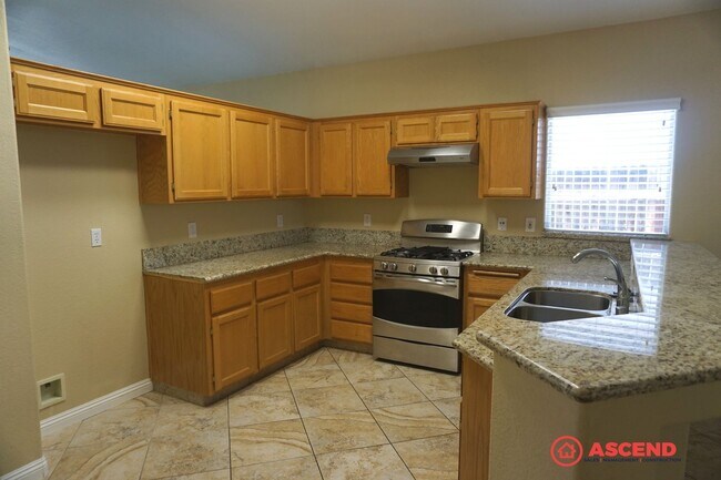 Building Photo - 3 Bedroom Home Near White Ln. & Gosford!