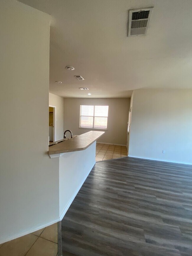 Building Photo - Available now gorgeous 3 bedroom**Tehama R...