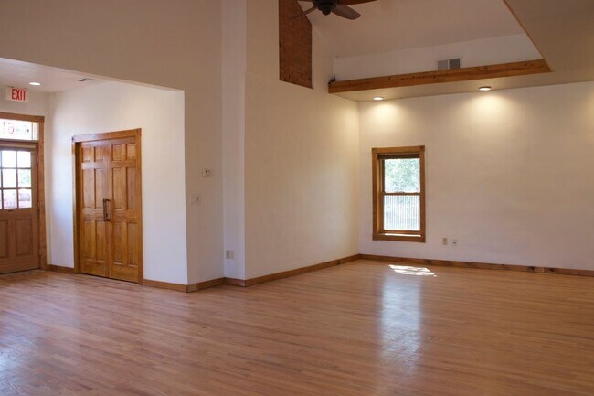 Building Photo - 615 N Butler Ave