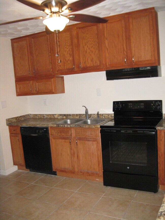 Building Photo - 171 Cherry St