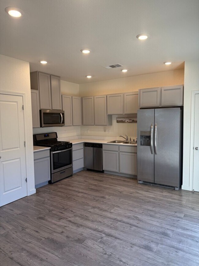 Building Photo - 3 bed 2.5 bath house