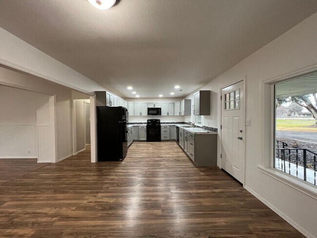 Building Photo - Newly Remodeled Home With River View!